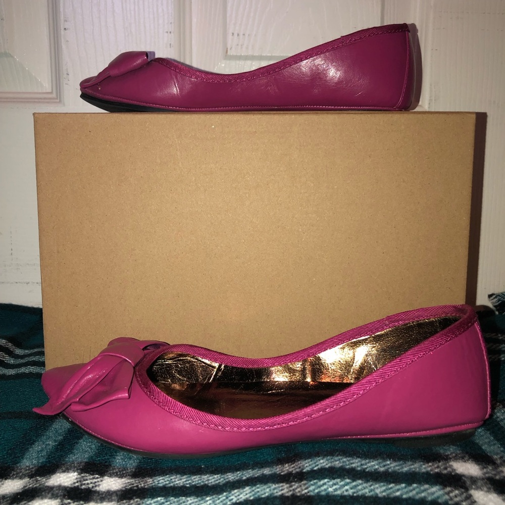 Pink Pointy toe bow flats with gold inside.